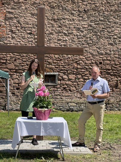 astorin Dörte Tönniges hielt die Andacht zur Eröffnung, Matthias Voigt von der Kirchengemeinde sprach ein Grußwort.