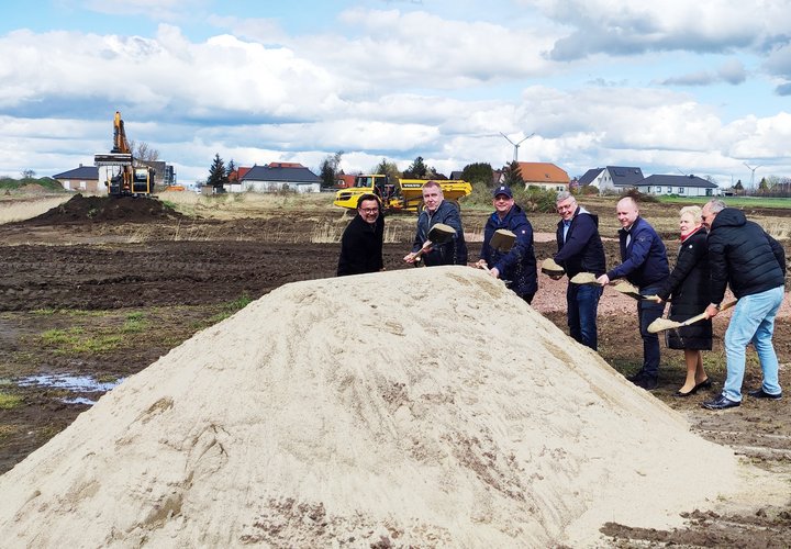 Der erste Spatenstich für das neue Groß Santersleber Wohngebiet „Am Sportplatz“ ist erfolgt.