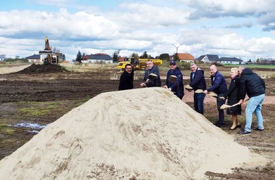 Der erste Spatenstich für das neue Groß Santersleber Wohngebiet „Am Sportplatz“ ist erfolgt.